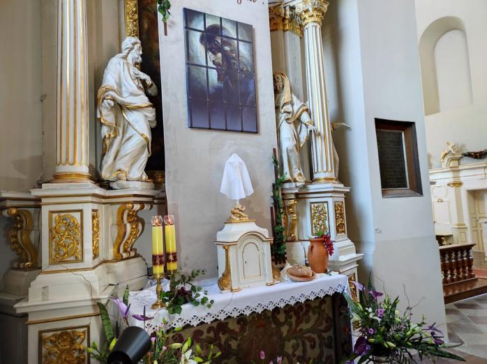 Cisza Wielkiego Piątku. W kościołach trwa adoracja